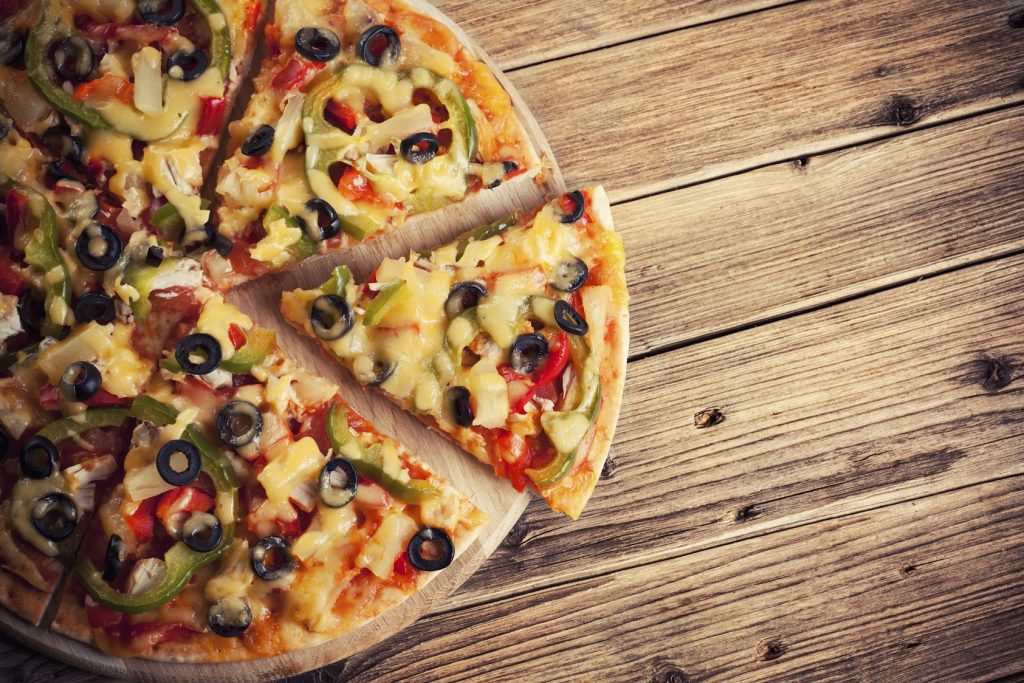 food photography tips: placing a pizza on a wooden table