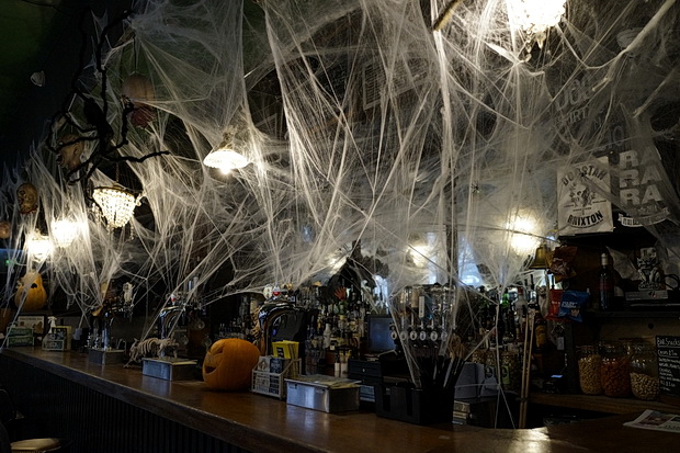 restaurant ideas for halloween: decorate your restaurant with spider web